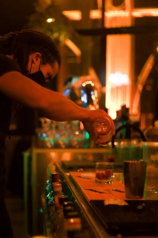 Bar com iluminação intimista