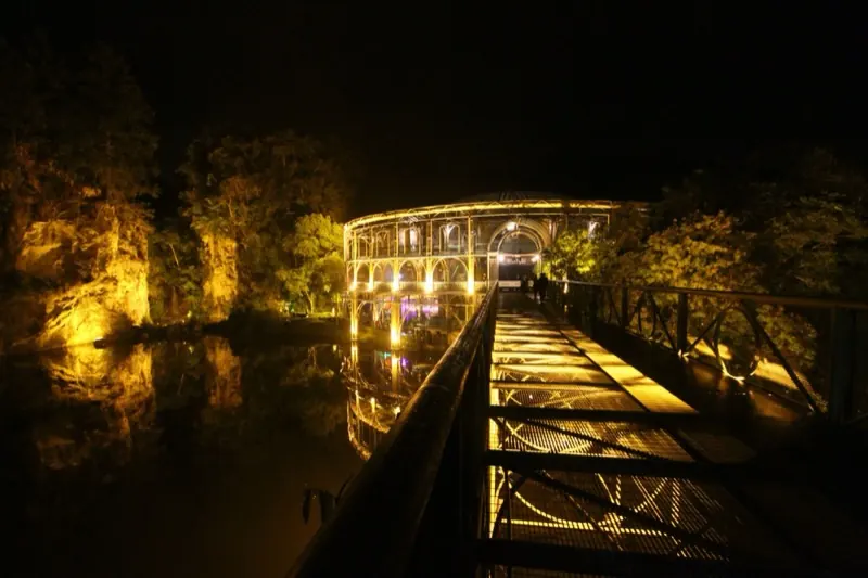 Ópera Arte ao entardecer com vista para a Ópera de Arame